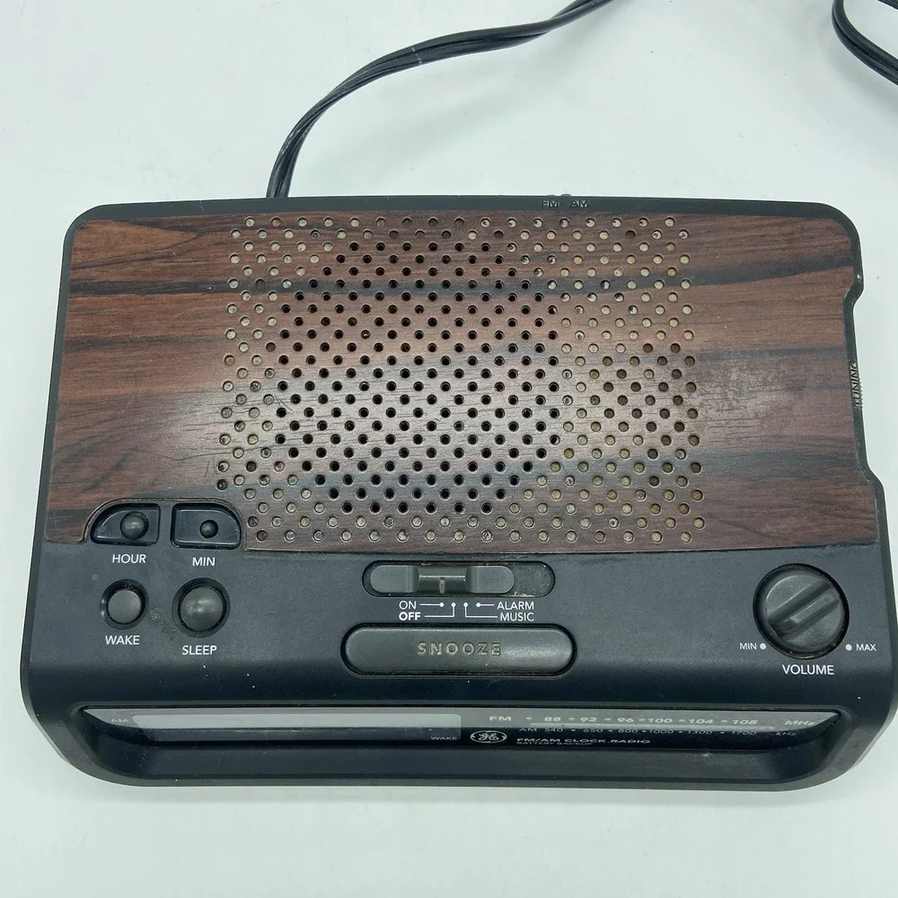 Vintage Woodgrain GE AM/FM 7-4613A Digital‎ Alarm Clock Radio Retro Red LED 90's